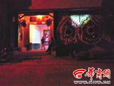 昨晚8時(shí)許，老人的大兒子的家正在辦喪事，屋外擺放著花圈 本報(bào)記者張超攝