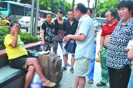 失蹤一年后被父親找到時(shí)的楊果(左一) 失蹤一年后被父親找到時(shí)的楊果(左一)