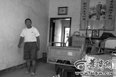 8月16日，在家中接受監(jiān)外執(zhí)行4年刑期的汪衛(wèi)國（化名）剛剛送走家訪的法官。