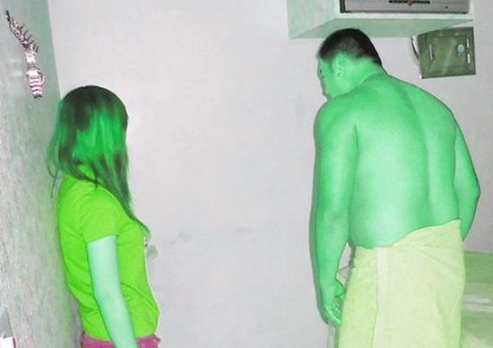 高雄黃姓男子(右)懷疑女友在“喇叭店”兼差，前往調(diào)查順便消費時被警方逮個正著。(圖／東森新聞)