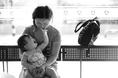 昨日，肯德基京廣中心店門口，姜女士提起跟養(yǎng)父母關(guān)系時(shí)落淚，懷中女兒笑著跟她玩。