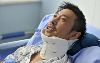 8月25日，交警周寶來躺在病床上。