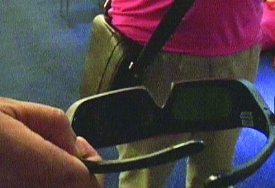 男子看3D電影因臉太寬撐壞眼鏡 賠償影院200元 男子看3D電影因臉太寬撐壞眼鏡 賠償影院200元