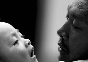 小憲揚(yáng)看著爺爺，眼角流下了淚水