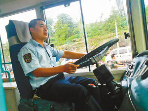 司機(jī)唐龍救人得到公司表?yè)P(yáng)（公交公司供圖）