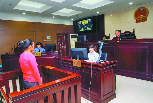    9月29日，萬州區(qū)人民法院，被告王桂娟（化名）在庭審現(xiàn)場。 重慶晨報記者 胡杰 實(shí)習(xí)生 黃敬坤 攝