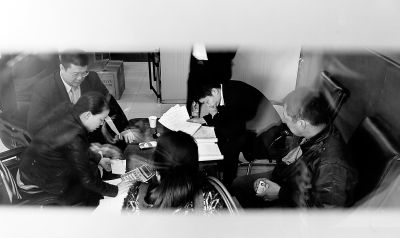 今天上午，喜隆多接待處內(nèi)，市場(chǎng)管理方與商戶核對(duì)租金和抵押金數(shù)目