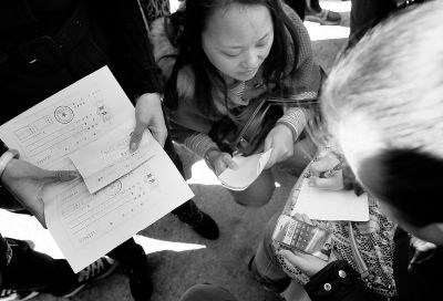 喜隆多商場(chǎng)接待處外面，受損商戶正拿手機(jī)計(jì)算自己能退多少錢