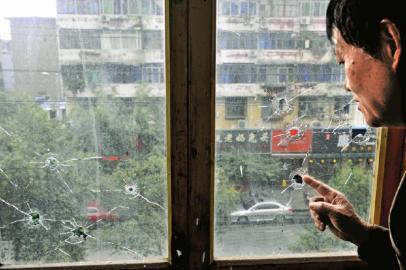 10月17日，朱先生家窗戶被擊穿。