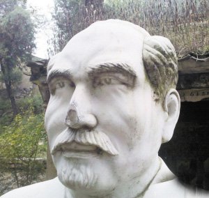 小廟前成了“塌塌鼻”的白求恩雕像。