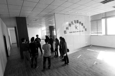 曾經(jīng)看似正規(guī)且豪華的公司，如今空空如也，只剩進(jìn)門(mén)處的公司名稱(chēng)還赫然在目