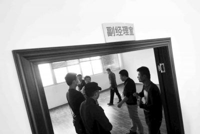  副經(jīng)理室裝修得相當(dāng)豪華，稱(chēng)得上“土豪”級(jí)別