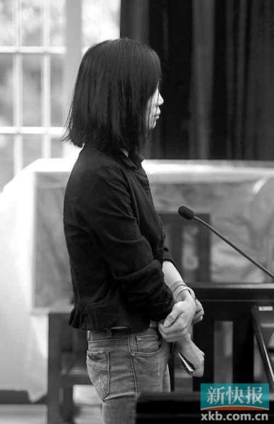 昨日，何敏在庭上抿著嘴不停抹眼淚。新快報(bào)記者孫毅/攝