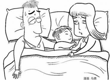 漫畫(huà)圖：男孩與父母同床睡。