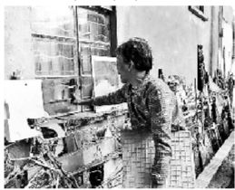 老人家中被盜四次，因而如此來(lái)保護(hù)自己