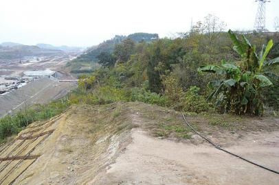 劉某被拋下地方6米處，是一處10多米深的懸崖。