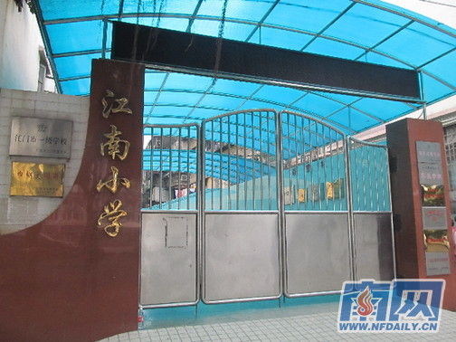 涉事學(xué)校請(qǐng)了心理專家對(duì)師生進(jìn)行輔導(dǎo)，保持學(xué)校正常教學(xué)秩序