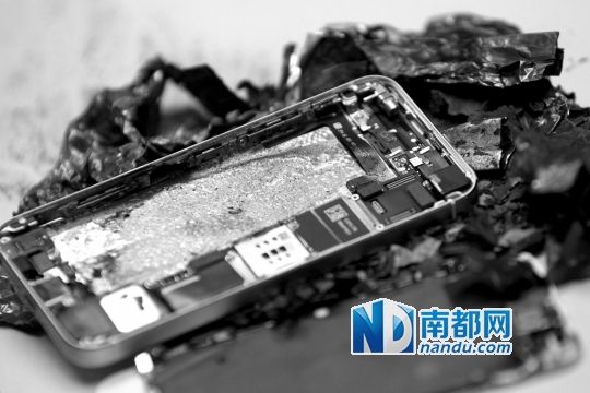 于先生的新iPhone5S手機(jī)直接“爆”廢。 南都記者劉有志攝