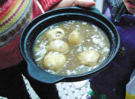 由于放置時間過久，鍋里的湯圓已經(jīng)非常大，湯圓皮上浮現(xiàn)很多白色物質(zhì)。