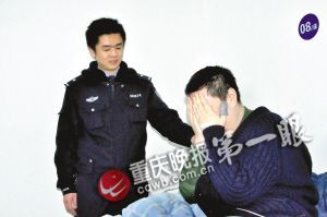 　民警安慰激動(dòng)的嫌疑人王華