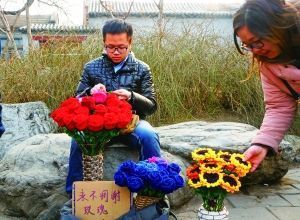 李博文周末在什剎海擺攤賣花。 晨報記者 王巍/攝