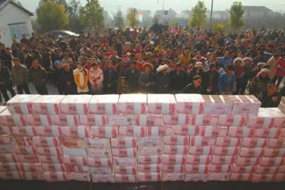 村民領(lǐng)取“年底分紅”。