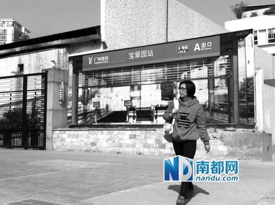 不少行人將這幅畫(huà)誤認(rèn)為是真地鐵站。南都記者 單小亮 攝