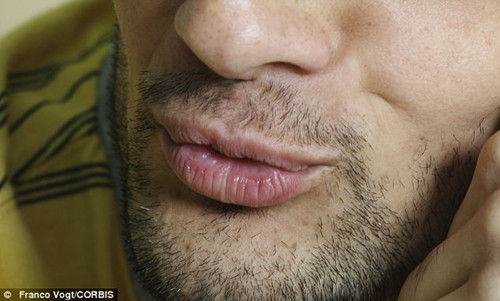 好色劫匪搶劫珠寶后親吻老板娘，留下的口水DNA成為了落網(wǎng)證據(jù)。