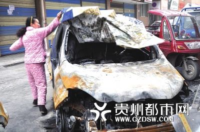 才跑8000公里的車被燒得不成樣子。