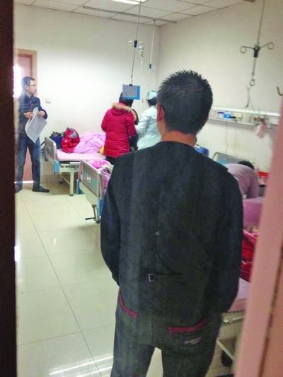 男孩一家神情凝重。