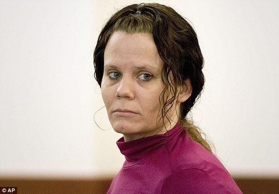 2月12日，勒死朋友并剖腹取嬰的柯里出庭受審。