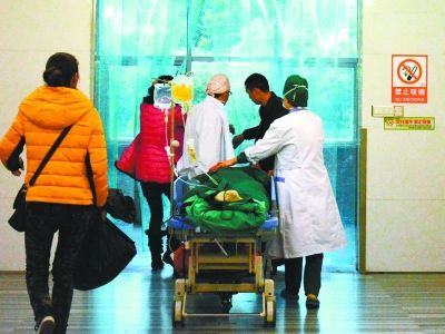 受傷女孩做完手術(shù)被送往重癥監(jiān)護(hù)室。記者楊濤 攝