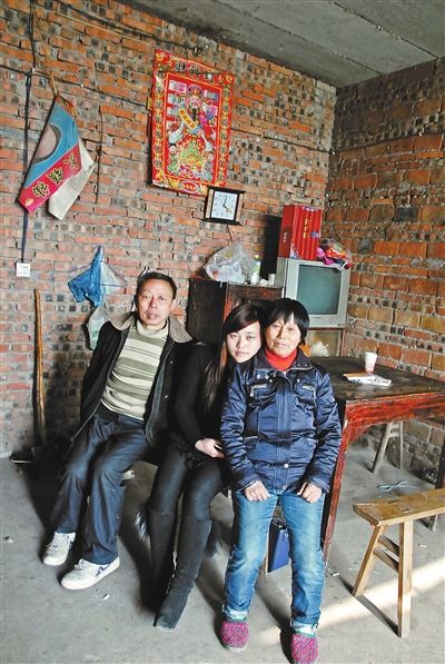 超生女謝先梅(中)、養(yǎng)父謝運才（左）、謝運才的嫂子唐富秀