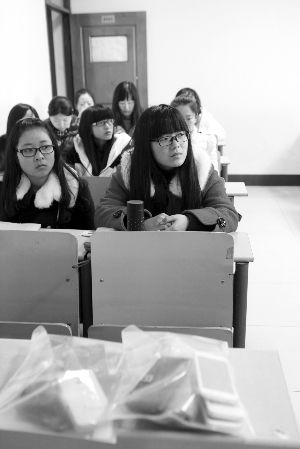 在限時(shí)斷網(wǎng)前，江大已有發(fā)起拒絕手機(jī)低頭族活動(dòng)，圖為設(shè)立了手機(jī)暫存袋的課堂 吳奕 攝