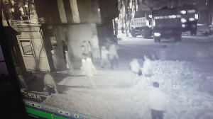 擋道3小時，司機路人“望磚興嘆”