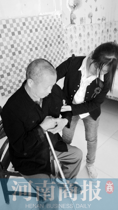 為了方便照顧爸爸，曾現(xiàn)春在學(xué)校旁邊租了一間房子