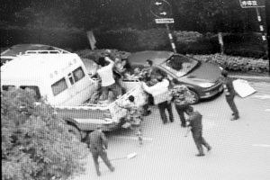 沖突現(xiàn)場(chǎng)，協(xié)管員揮拳打向女商販 視頻截圖