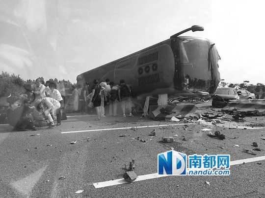 現(xiàn)場大客車側(cè)翻，玻璃碎落一地，車身卡在路邊水泥護欄上。 目擊者供圖