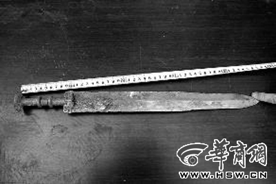 男子水泥料中發(fā)現(xiàn)戰(zhàn)國青銅劍 劍刃鋒利如初 男子水泥料中發(fā)現(xiàn)戰(zhàn)國青銅劍 劍刃鋒利如初