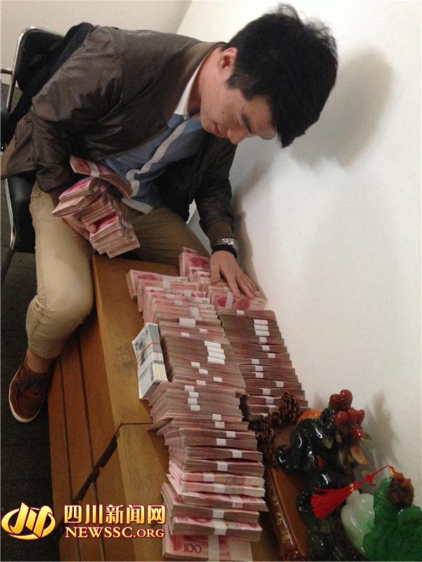 警方在犯罪嫌疑人手機(jī)中發(fā)現(xiàn)的照片，犯罪嫌疑人正在數(shù)騙來(lái)的贓款（警方提供）。