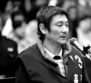 庭審時，鄭東稱自己想隨女兒一起去，請求法院判他死刑立即執(zhí)行