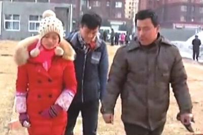 “失蹤”后又回家的越南新娘小吳(左)和家人到警方報(bào)案。視頻截圖