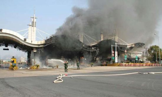 1月16日中午，G60（滬昆）高速浙江段常山收費(fèi)站發(fā)生一起貨車自燃事故