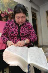 背單詞，是很多學(xué)生學(xué)習(xí)英語(yǔ)時(shí)最頭疼的事兒，而西安51歲大學(xué)英語(yǔ)老師李艷芝在兩年內(nèi)背完《英漢大詞典》22萬(wàn)個(gè)英語(yǔ)詞匯，學(xué)生稱贊其為一本活的《英漢大詞典》；兒子自小患有自閉癥，生活不能自理，20年前又與丈夫離婚，面對(duì)生活的不幸，她秉承“你必須一直向前”的信念。