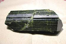 近日，商南縣奇石愛(ài)好者潘某在青山鎮(zhèn)鐵礦開(kāi)采區(qū)發(fā)現(xiàn)一塊疑似綠簾石，有待相關(guān)專家和權(quán)威機(jī)構(gòu)認(rèn)定。