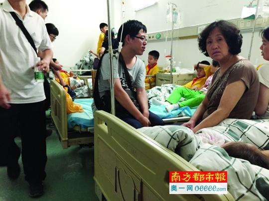  昨晚，家長(zhǎng)們陪著誤食鼠藥的孩子們?cè)卺t(yī)院就診。