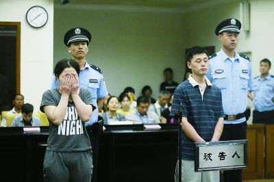 聽到判決，賈某（左）哭了起來。一直到被帶離法庭，夫妻倆沒說一句話