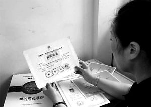 思念小寶的時候，李女士就一遍遍整理孩子留在家里的物品。