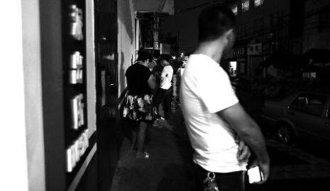 通過聊天軟件陌陌，男子小黃認(rèn)識(shí)了女孩小李，兩三天后，兩人就住到了一起。但好景不長(zhǎng)，兩人在一起僅過了十幾天，戀愛關(guān)系即破裂，小黃稱曾給小李花了一萬(wàn)余元。日前，小黃以詐騙為由將小李帶到派出所。