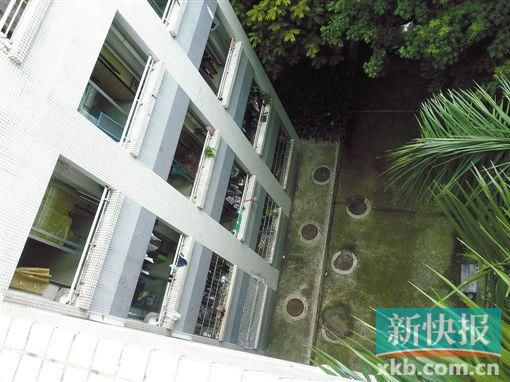 據(jù)目擊者稱,當(dāng)時(shí)墜樓者躺在右排中、下兩個(gè)井蓋中間附近。